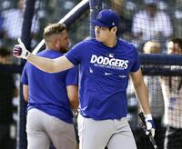 　打撃練習するドジャース・大谷＝ミルウォーキー（共同）