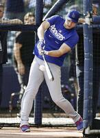 　打撃練習するドジャース・大谷＝ミルウォーキー（共同）