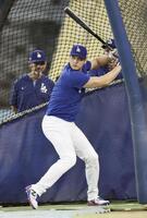 　打撃練習をするドジャース・大谷＝ロサンゼルス（共同）