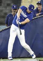 　打撃練習をするドジャース・大谷＝ロサンゼルス（共同）