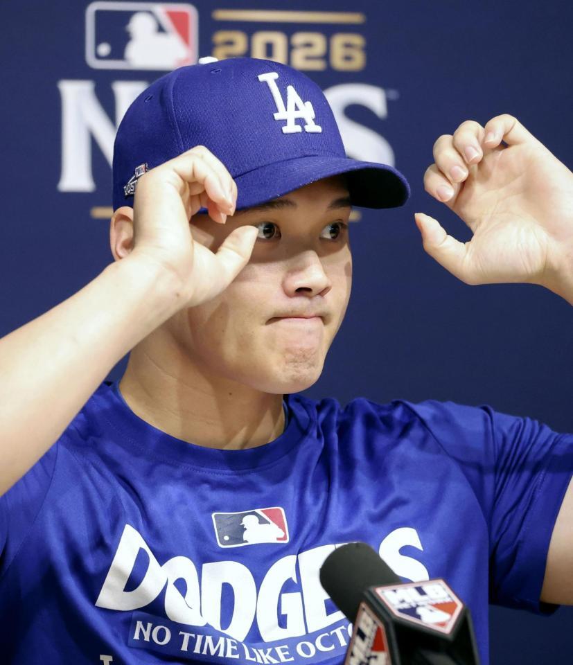 　記者会見するドジャース・大谷＝13日、ロサンゼルス（共同）