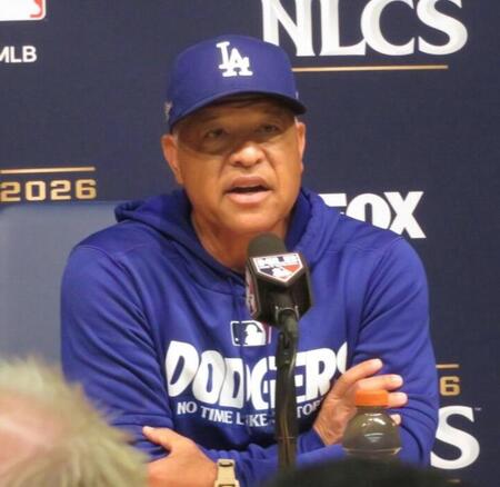 試合前の会見で６番・大谷を説明するロバーツ監督（撮影・小林信行）