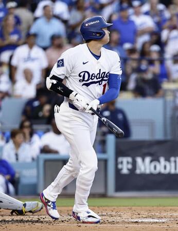 　ブルワーズ戦の２回、左飛に倒れるドジャース・大谷＝ロサンゼルス（共同）