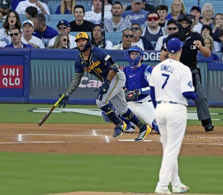 　ドジャース戦の１回、先頭打者本塁打を放ったブルワーズのチョウリオ。投手スネル＝ロサンゼルス（共同）