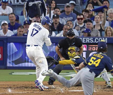 　ブルワーズ戦の４回、死球を受けるドジャース・大谷＝ロサンゼルス（共同）