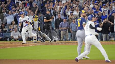 　ブルワーズ戦の６回、２点二塁打を放ったドジャースのスミス（左）。右手前は一走の大谷＝ロサンゼルス（ＡＰ＝共同）