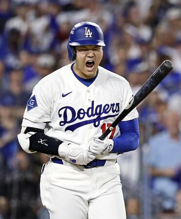 　ブルワーズ戦の６回、四球を選ぶドジャース・大谷＝ロサンゼルス（共同）