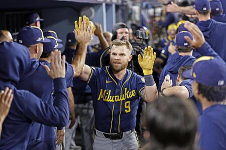 　ドジャース戦の７回、２ランを放ちタッチを交わすブルワーズのバウアーズ＝ロサンゼルス（共同）