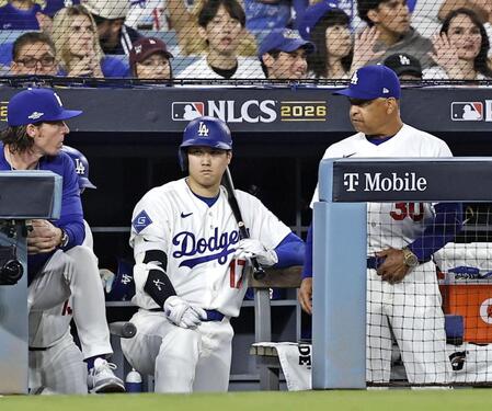 　ブルワーズ戦の６回、打席に備えるドジャース・大谷。右はロバーツ監督＝ロサンゼルス（共同）