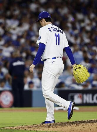 　ブルワーズ戦の８回、降板するドジャース・佐々木朗＝ロサンゼルス（共同）