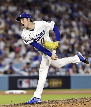　ブルワーズ戦の８回に３番手で登板したドジャース・佐々木朗＝ロサンゼルス（共同）