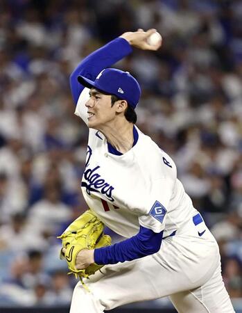 　ブルワーズ戦の８回に３番手で登板したドジャース・佐々木朗＝ロサンゼルス（共同）