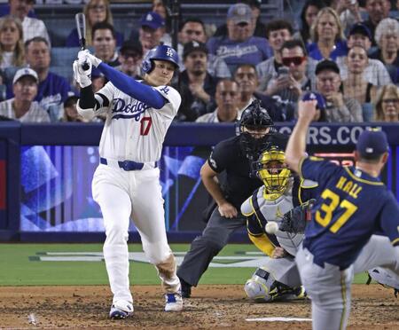 　ブルワーズ戦の８回、中前打を放つドジャース・大谷＝ロサンゼルス（共同）
