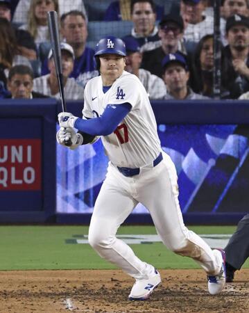 　ブルワーズ戦の８回、中前打を放つドジャース・大谷＝ロサンゼルス（共同）