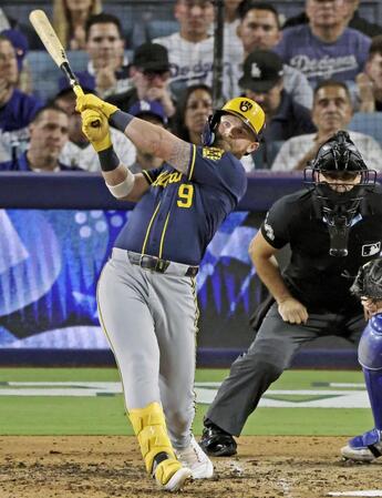 　ドジャース戦の７回、２ランを放つブルワーズのバウアーズ＝ロサンゼルス（共同）