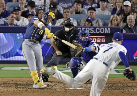 　７回、ドジャースのスネルから２ランを放つブルワーズのバウアーズ＝ロサンゼルス（共同）