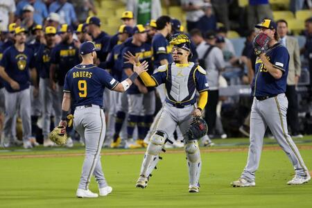　ドジャースに勝利しタッチを交わすブルワーズの選手たち＝ロサンゼルス（ＡＰ＝共同）