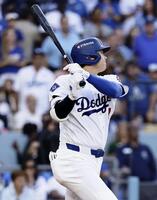 　ブルワーズ戦の２回、左飛に倒れるドジャース・大谷＝ロサンゼルス（共同）