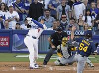 　ブルワーズ戦の２回、左飛に倒れたドジャース・大谷＝ロサンゼルス（共同）
