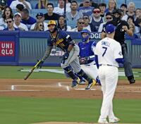 　ドジャース戦の１回、先頭打者本塁打を放ったブルワーズのチョウリオ。投手スネル＝ロサンゼルス（共同）