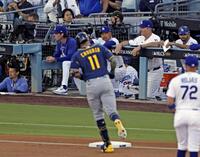 　ブルワーズ戦の１回、チョウリオの先頭打者本塁打に肩を落とすドジャースベンチ＝ロサンゼルス（共同）