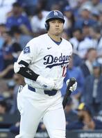 　ブルワーズ戦の２回、左飛に倒れたドジャース・大谷＝ロサンゼルス（ゲッティ＝共同）