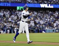 　ブルワーズ戦の４回、死球で出塁するドジャース・大谷＝ロサンゼルス（共同）