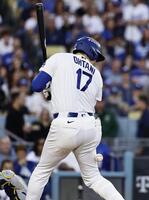　ブルワーズ戦の４回、死球を受けるドジャース・大谷＝ロサンゼルス（共同）