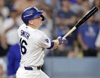 　ブルワーズ戦の６回、２点二塁打を放つドジャースのスミス＝ロサンゼルス（ゲッティ＝共同）