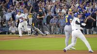 　ブルワーズ戦の６回、２点二塁打を放ったドジャースのスミス（左）。右手前は一走の大谷＝ロサンゼルス（ＡＰ＝共同）