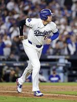 　ブルワーズ戦の６回、四球を選び一塁へ向かうドジャース・大谷＝ロサンゼルス（共同）