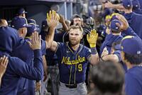 　ドジャース戦の７回、２ランを放ちタッチを交わすブルワーズのバウアーズ＝ロサンゼルス（共同）