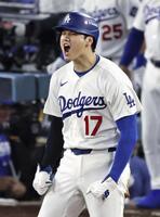 　ブルワーズ戦の６回、スミスの２点二塁打で三塁に進み、声を上げるドジャースの一走大谷＝ロサンゼルス（共同）