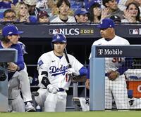 　ブルワーズ戦の６回、打席に備えるドジャース・大谷。右はロバーツ監督＝ロサンゼルス（共同）