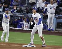 　ブルワーズ戦の６回、スミスの２点二塁打で三塁に進み、声を上げるドジャースの一走大谷＝ロサンゼルス（共同）