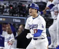 　ブルワーズ戦の６回、スミスの２点二塁打で三塁に進み、声を上げるドジャースの一走大谷＝ロサンゼルス（共同）