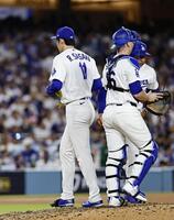 　ブルワーズ戦の８回、降板するドジャース・佐々木朗＝ロサンゼルス（共同）