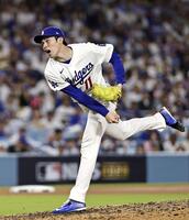 　ブルワーズ戦の８回に３番手で登板したドジャース・佐々木朗＝ロサンゼルス（共同）