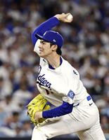 　ブルワーズ戦の８回に３番手で登板したドジャース・佐々木朗＝ロサンゼルス（共同）