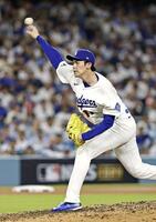　ブルワーズ戦の８回に３番手で登板したドジャース・佐々木朗＝ロサンゼルス（共同）