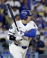 　ブルワーズ戦の８回、中前打を放つドジャース・大谷＝ロサンゼルス（共同）