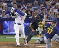 　ブルワーズ戦の８回、中前打を放つドジャース・大谷＝ロサンゼルス（共同）