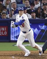 　ブルワーズ戦の８回、中前打を放つドジャース・大谷＝ロサンゼルス（共同）