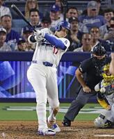 　ブルワーズ戦の８回、中前打を放つドジャース・大谷＝ロサンゼルス（共同）