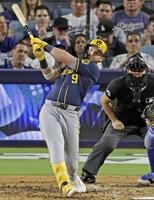 　ドジャース戦の７回、２ランを放つブルワーズのバウアーズ＝ロサンゼルス（共同）