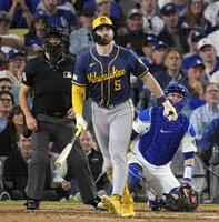 　ドジャース戦の７回、２者連続の本塁打となるソロを放ったブルワーズのミッチェル＝ロサンゼルス（ＡＰ＝共同）