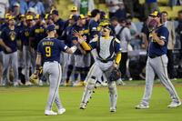 　ドジャースに勝利しタッチを交わすブルワーズの選手たち＝ロサンゼルス（ＡＰ＝共同）