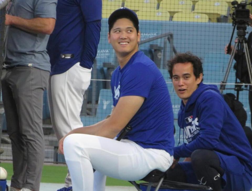 ドジャース・大谷翔平（左）
