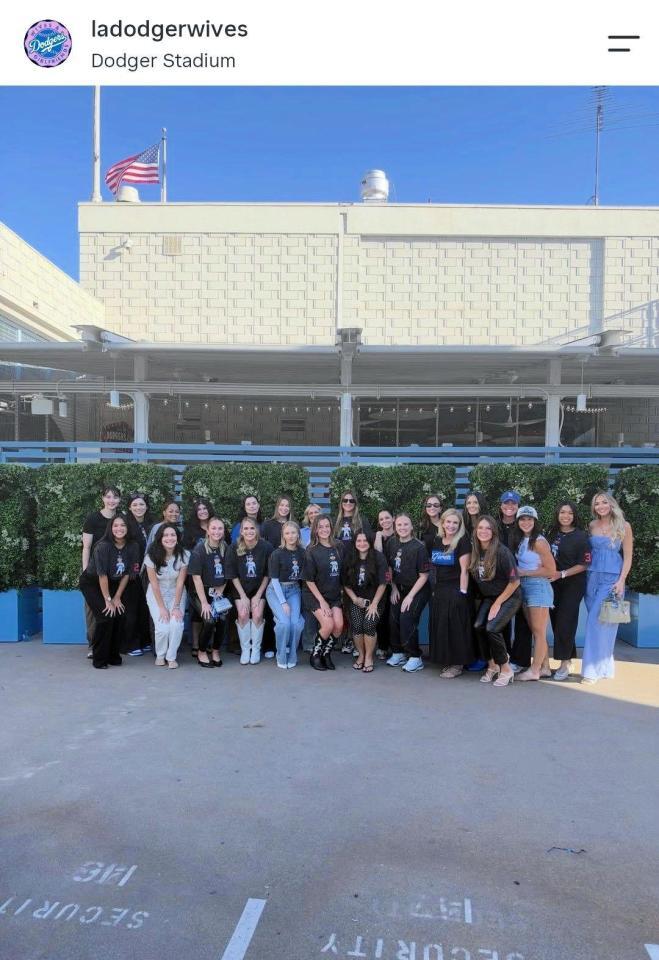 地区シリーズ第２戦に集結した奥さまたち。ドジャーワイブスのインスタグラム（ｌａｄｏｄｇｅｒｗｉｖｅｓ）より