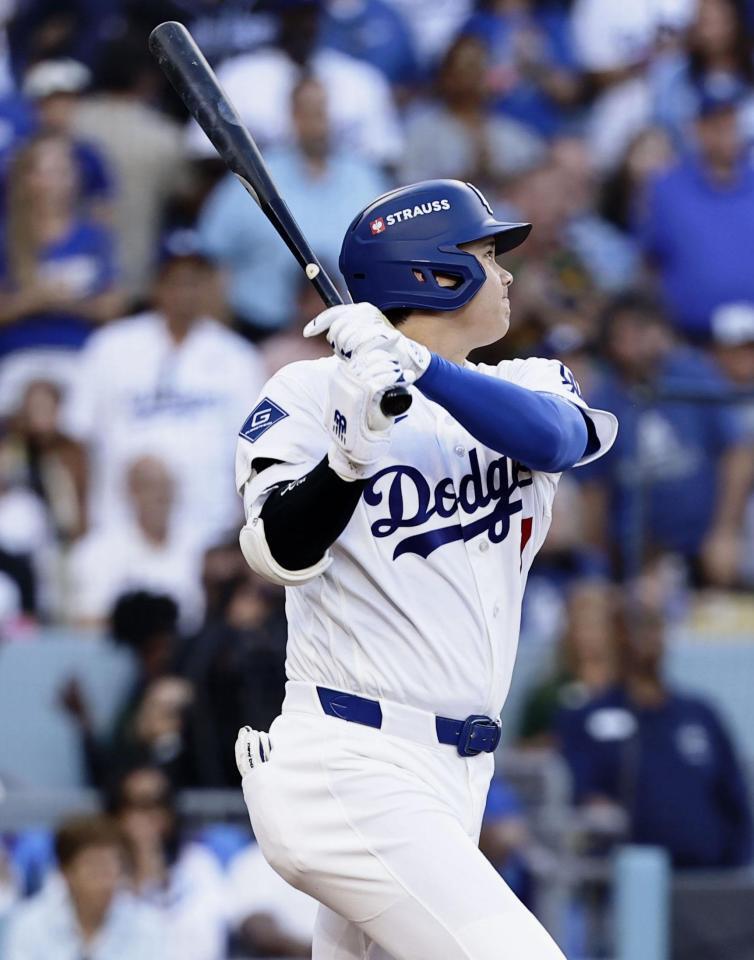 　ブルワーズ戦の２回、左飛に倒れるドジャース・大谷＝ロサンゼルス（共同）